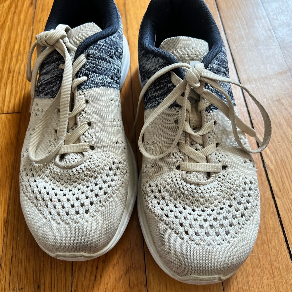 Size 6.5 lightly worn only indoors sneakers